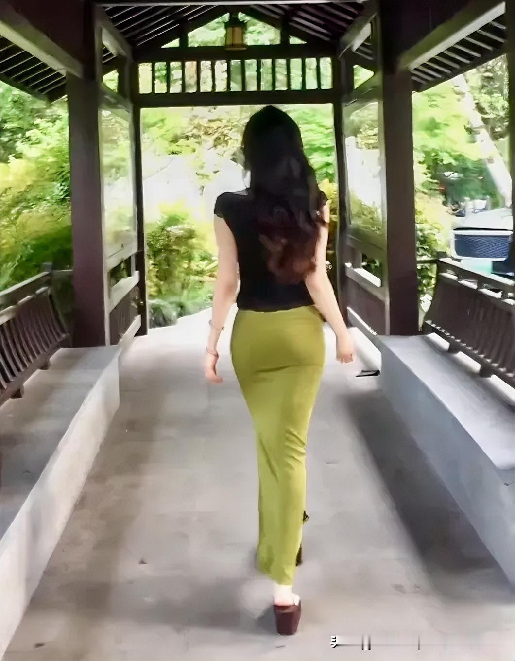 心有清宁，岁岁无忧；
愿你眉目舒展，步履轻安。
过往皆为序章，万事皆有回甘，
所