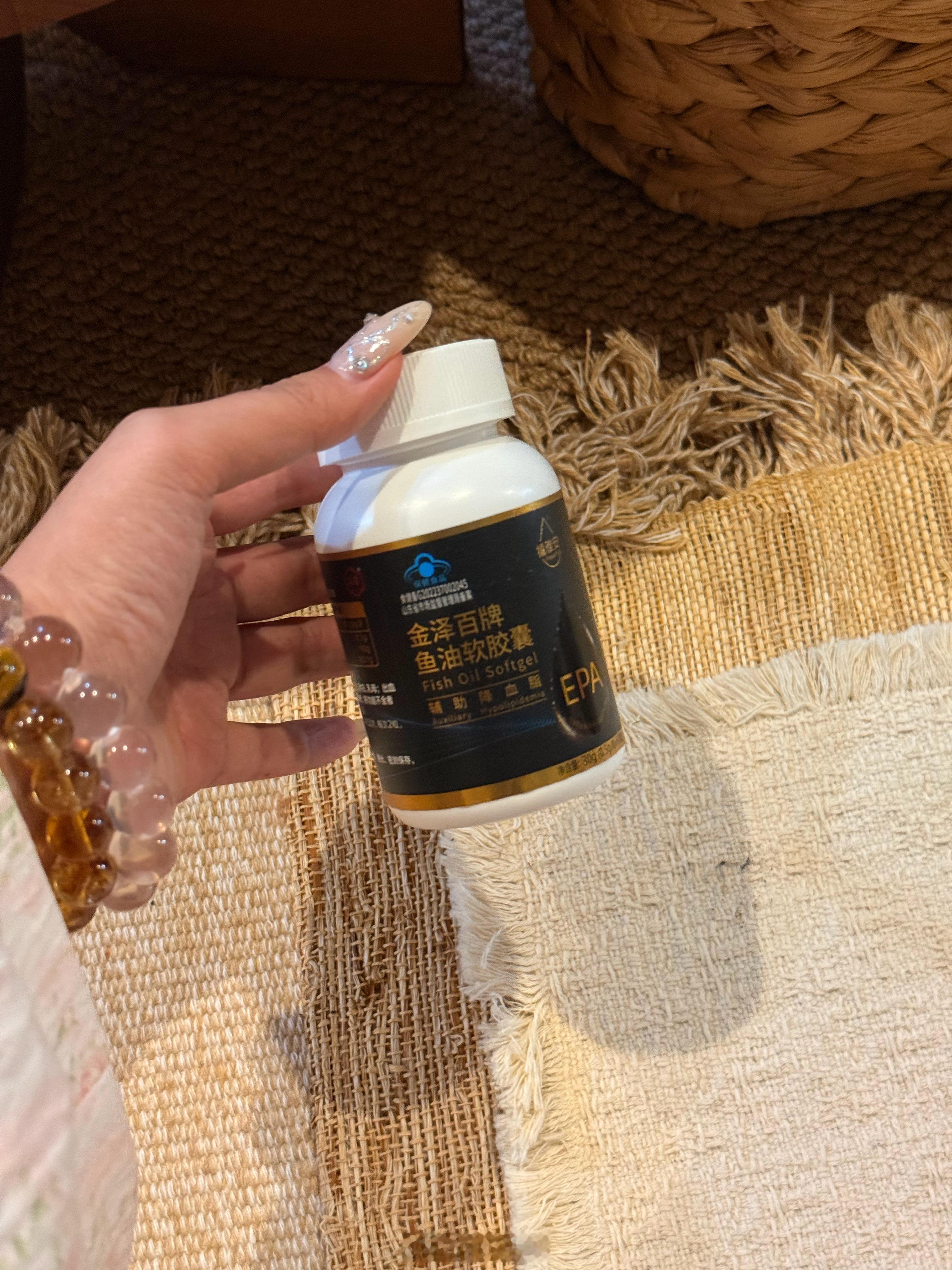 好多人不知道福雅安金泽百这款鱼油适不适合自己，因为它和市面上那种EPA+DHA混