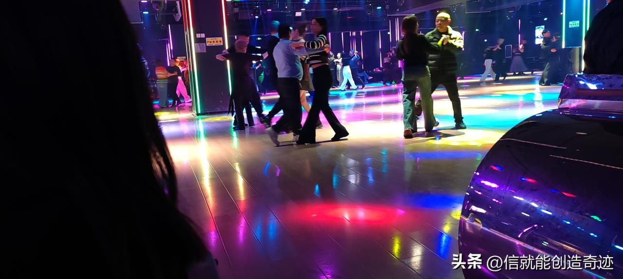 大家对老头爱往舞厅跑怎么看呀?
 
总有人对老去的身影指指点点，说老头总往舞厅跑