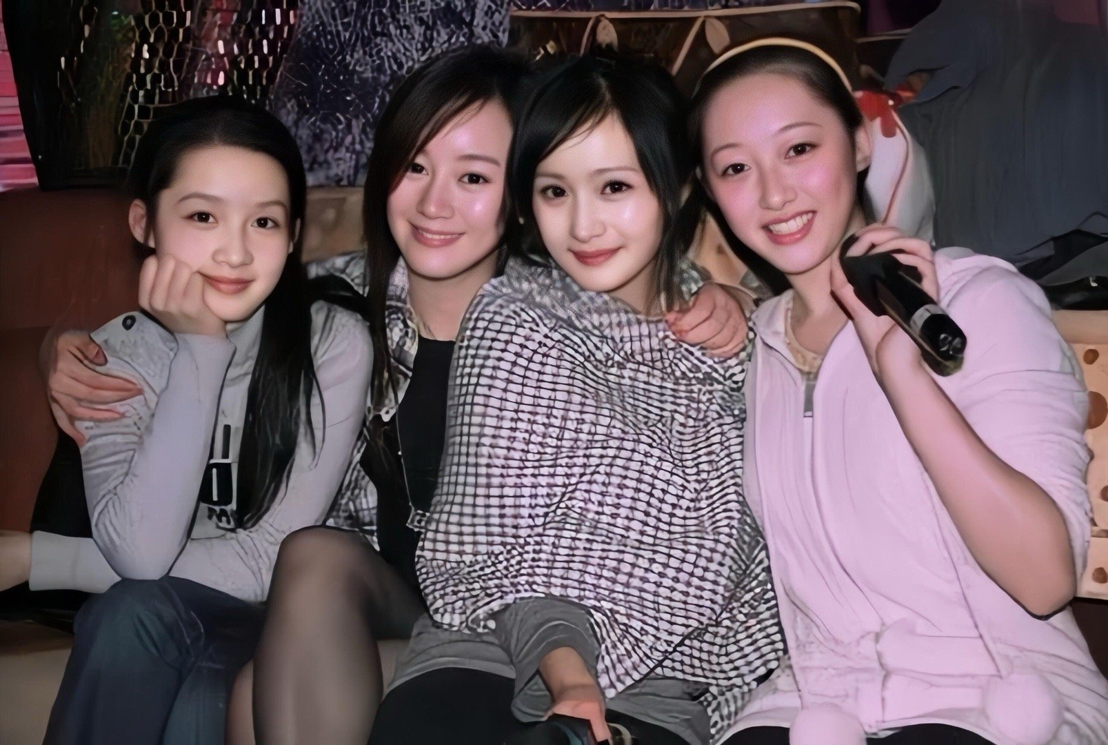 那时候的她们好青涩啊，娱乐圈四位美女早期的合影，左起李沁、张檬、杨幂、蒋梦婕，那