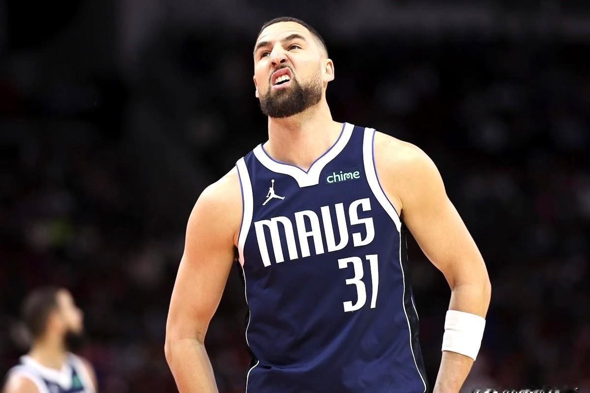 昔日顶级射手克莱-汤普森，如今正跌向生涯最谷底。

在达拉斯这两个赛季，克莱的数