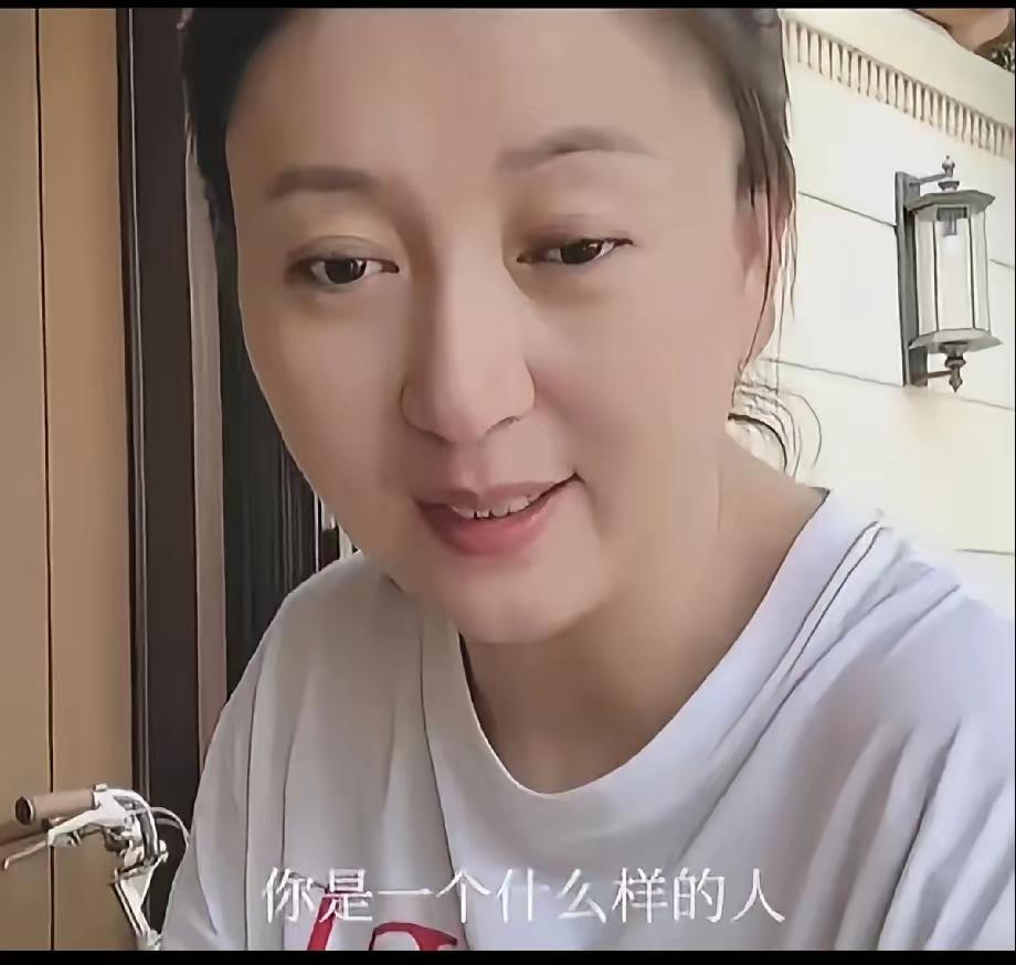 今天我把闫老师的照片，给我学心理学的博士妹妹看，她看后吓得连退几步，说道，你千万