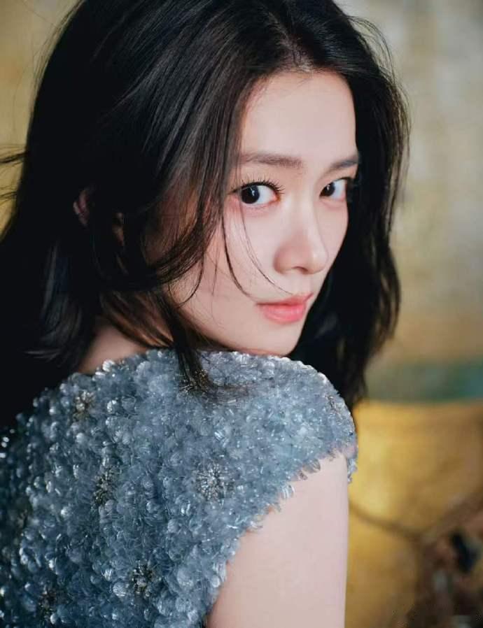 陈昊宇好考验骨相的造型 很少有人敢尝试这种完全露出发际线的造型，很容易暴露脸部短