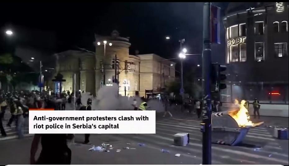 总统在外进行国事访问，却不想国内有3.4万人趁黑夜集体上街喊口号。

塞尔维亚的