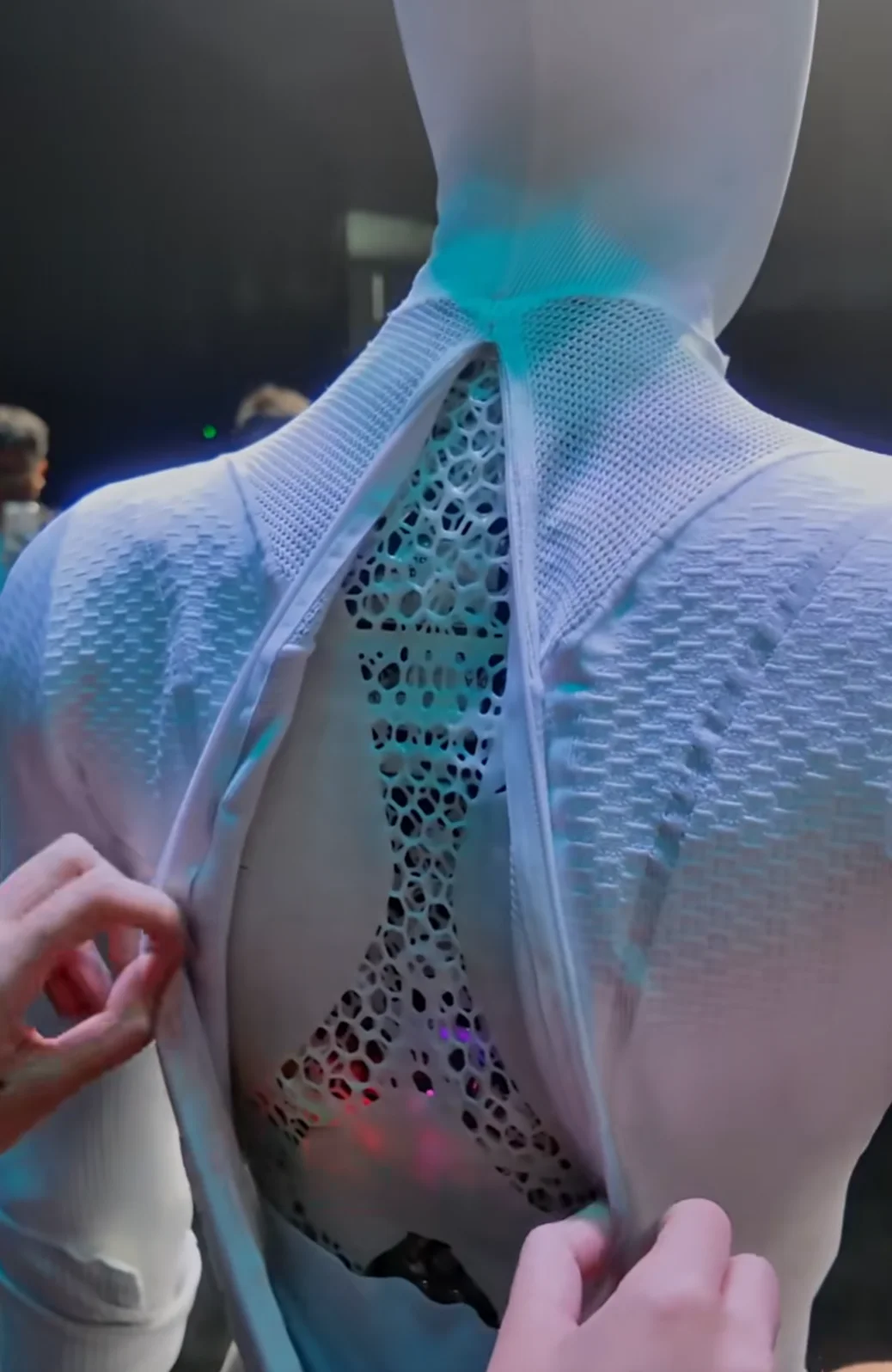 何小鹏撕开美女机器人衣服，全网都傻了？