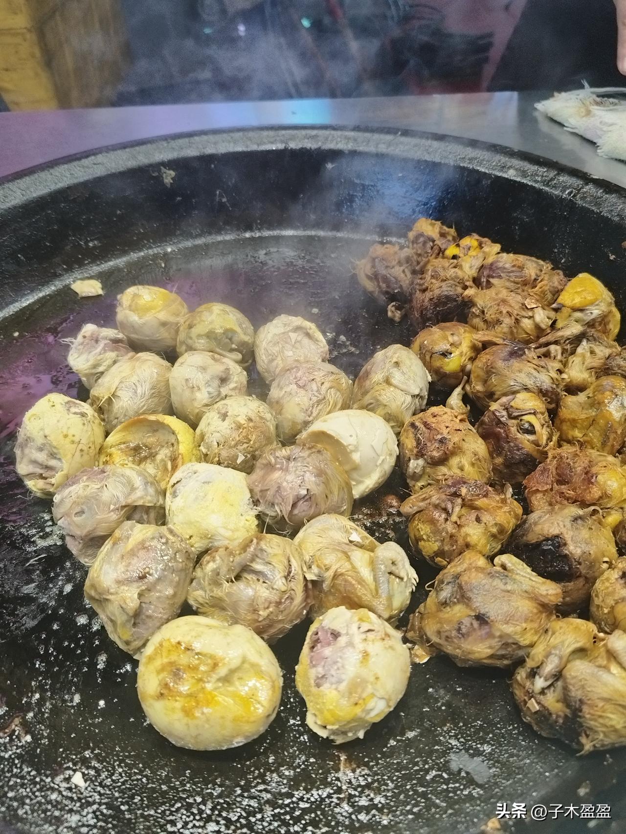 昨天晚上，在里家吃的饱饱的了，又一个人去逛夜市，简直是一种巨大的折磨。

夜市上
