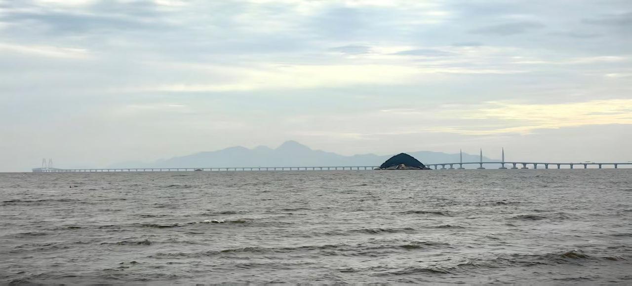 在这个追求"颜值"的时代，我们更需要守护灵魂的高贵。就像故宫红墙上斑驳的树影，历