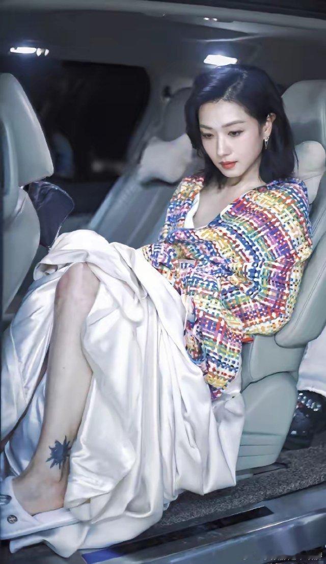 觉得万茜脚踝上的纹身挺特别的，感觉既像玫瑰又像海胆 