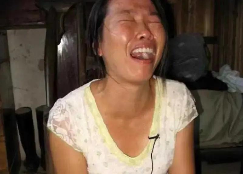 1993年，年仅5岁的小女孩，被自己的母亲灌进嘴里一勺热油，活生生烫死，7年后这