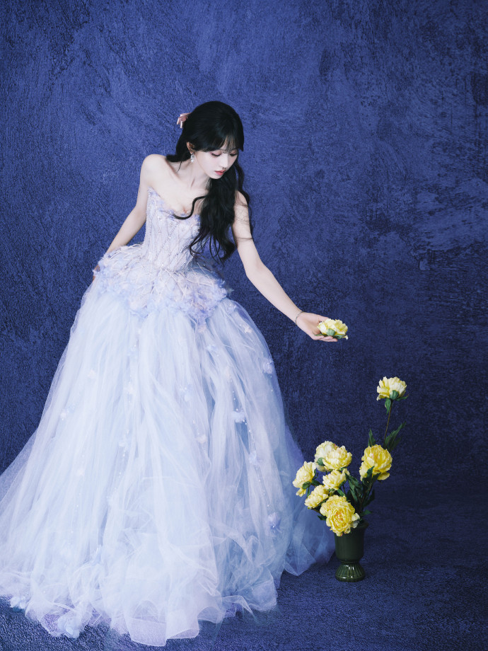 田曦薇肆意生长田曦薇紫罗兰女神 田曦薇紫罗兰女神，田曦薇肆意生长，今日分的自由感