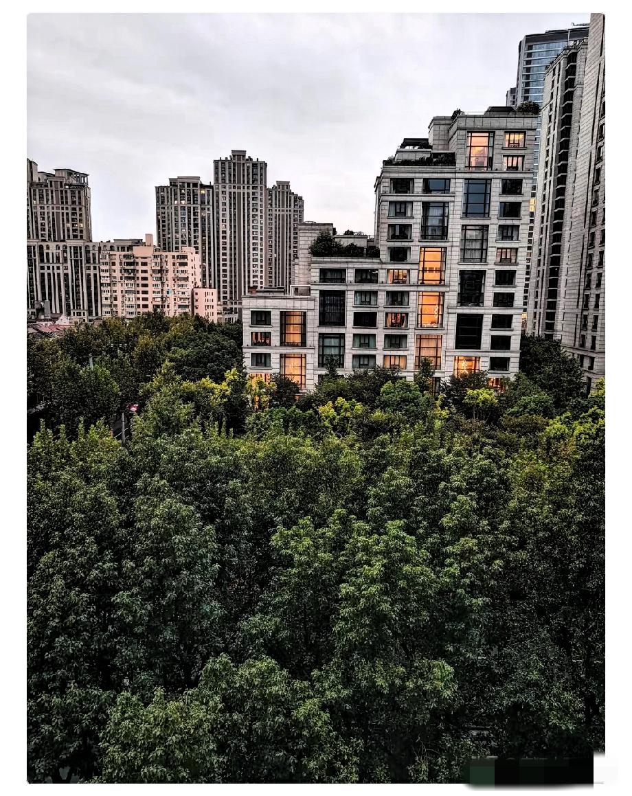 一家洗浴中心接待了几个印度人后，面临倒闭。

原因是接待了印度人后，其他客人不敢