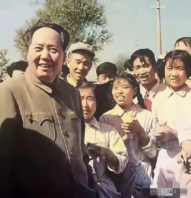 照片中的这些人，无论是老人家，还是其他人，都显得那样的朴实无华，精神状态又是那样