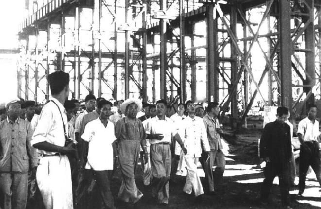 1958年7月中旬，朱德视察内蒙古第一机械制造厂工地。