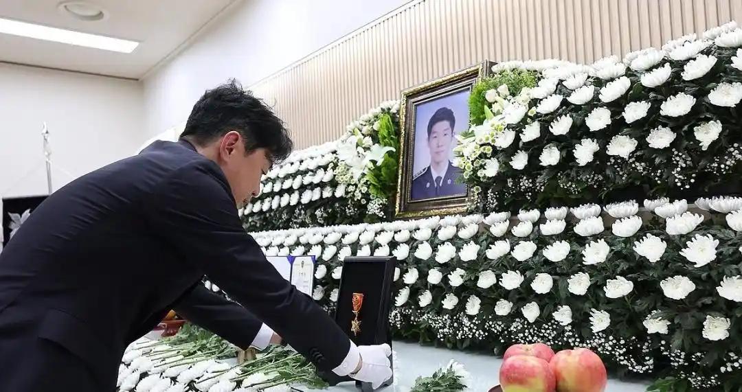 韩国海警李在锡为了救中国老人牺牲了，被李在明追授勋章。
有一个70岁中国老人在韩