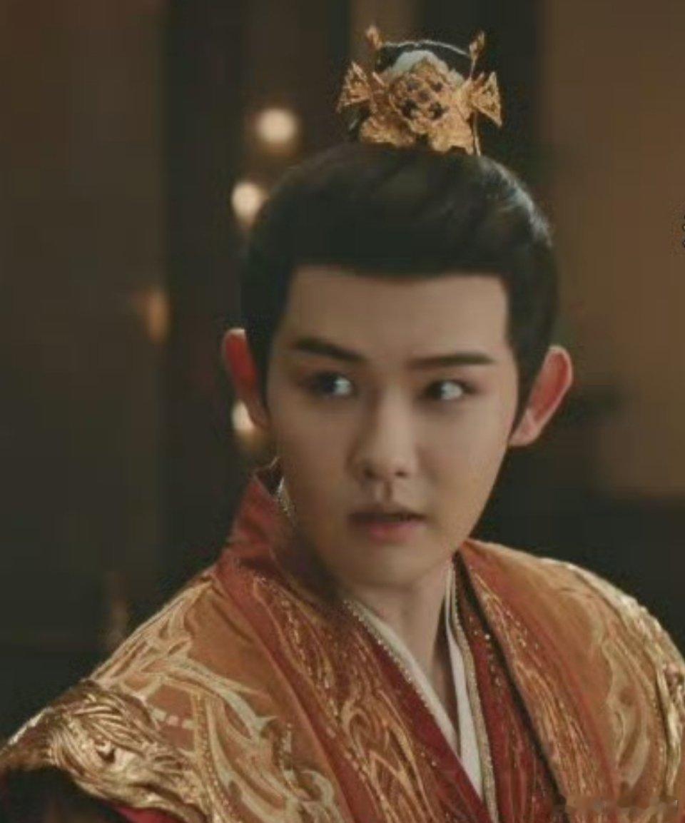 这个大皇子长得好奇怪！！[笑cry][笑cry][笑cry] 说不上哪里奇怪，就