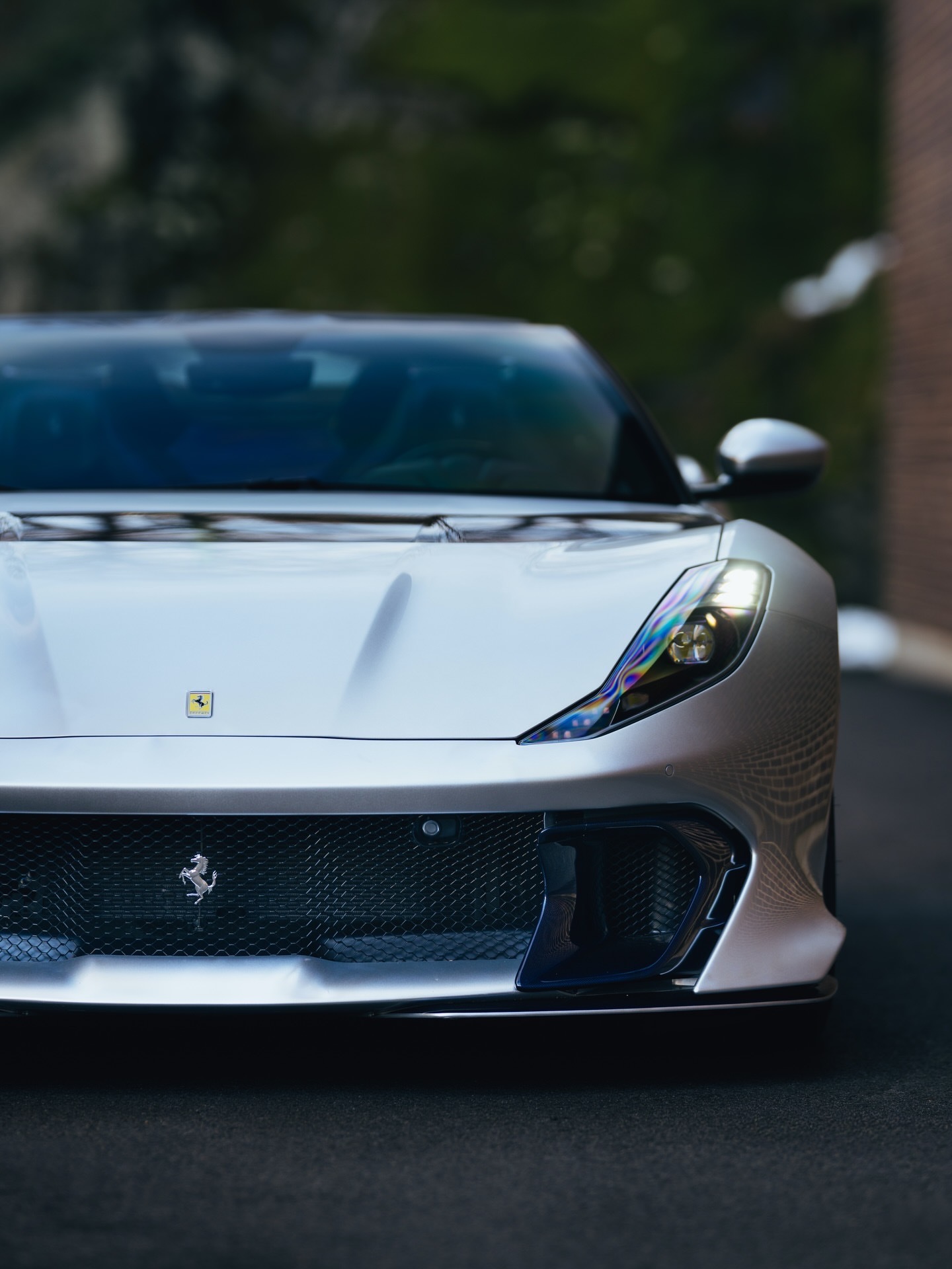 这款法拉利812 Competizione Aperta被涂装成Sanu银色，这