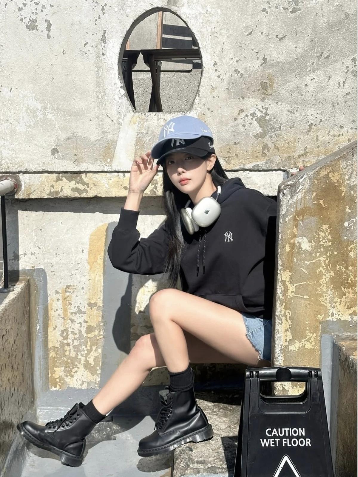 都市酷女孩穿搭指南👟💼👒棒球帽配卫衣牛仔裙，性感时尚靓丽小清新什么裙子比较