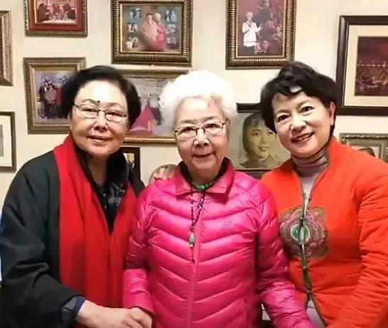 原来，她们都是八一电影制片厂的。同事，恩师，又像隔辈母女。几十年的恩情友谊，如今