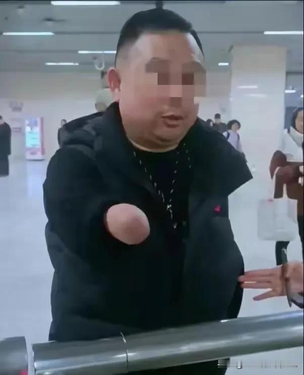 残疾人是社会的弱势群体本应得到更多关怀。为了给残疾人提供更多帮助，国家才出台残疾