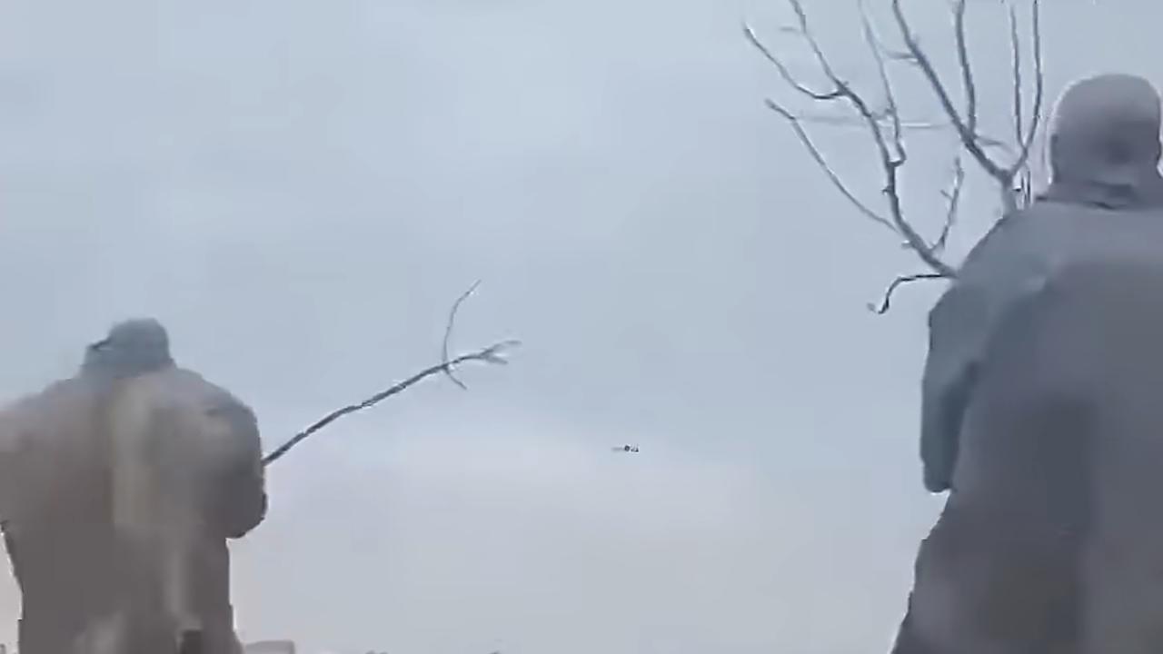俄军士兵用上了反FPV的“新式武器”——枯树枝。两名俄军士兵拿着枯树枝朝着来袭的
