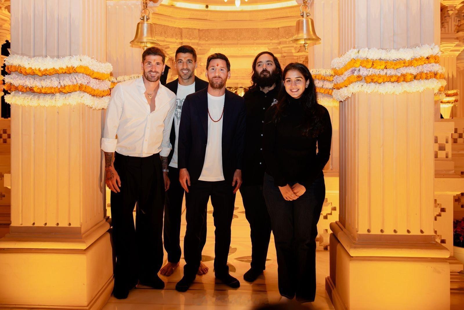 梅西印度行 印度亿万富翁夫妇安南特·安巴尼和拉迪卡·安巴尼在梅西访问万塔拉期间，