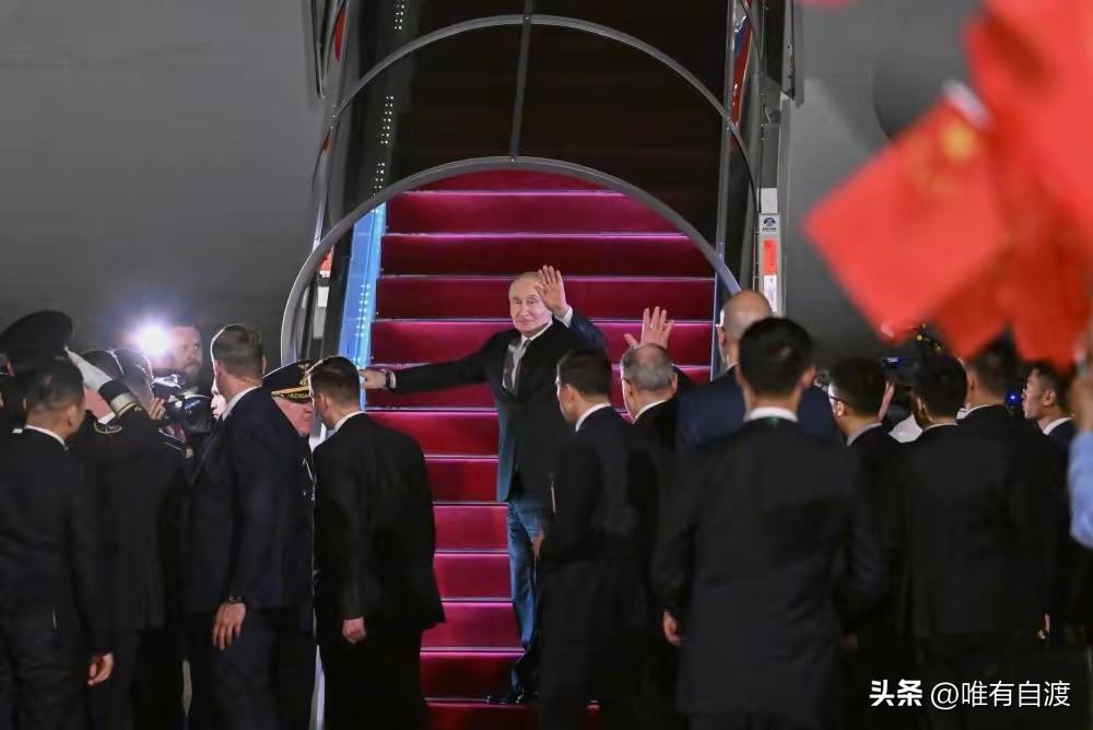 普京访华后，早已经回国了。
令人感慨的是送别时的那句话：起降平安。
这句看似程序