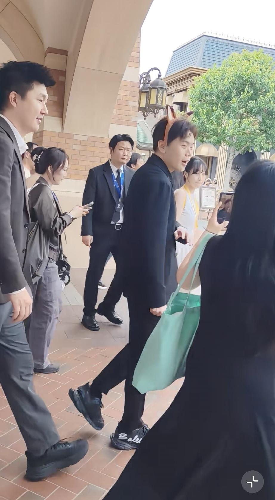 5月22日，追觅CEO俞浩带万名员工游上海迪士尼，他戴了迪士尼发卡没带保镖，就在