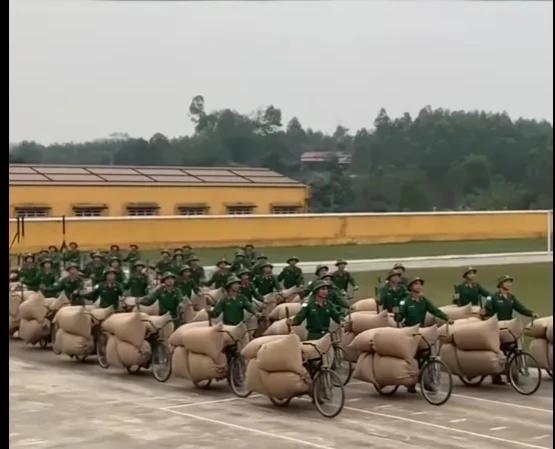 越南军队阅兵训练一景。这是情景再现还是玩真的？
       越南战争期间，“胡