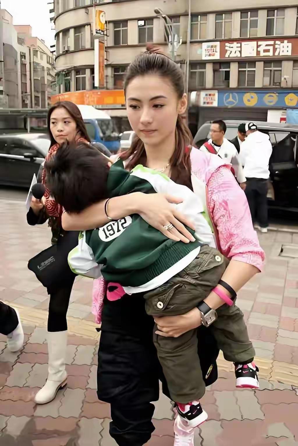 认识这个抱孩子的女人吗，这么多年了，怎么不显老呢。