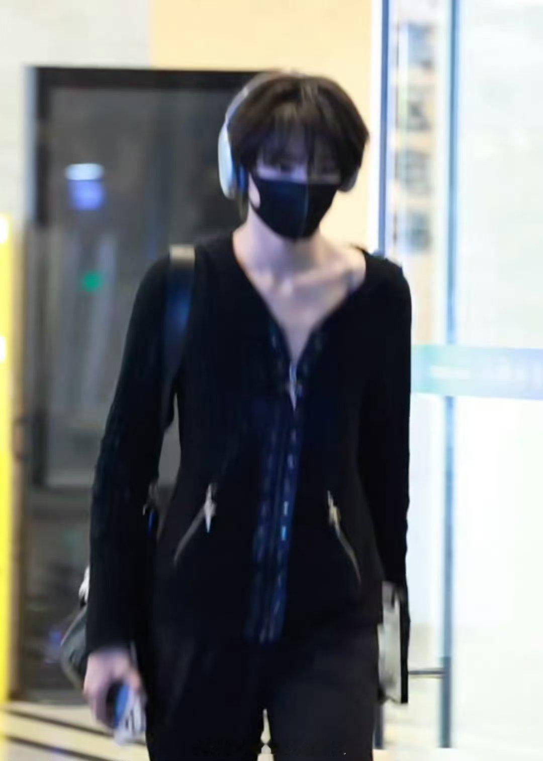 王橹杰拉链拉上去四模一