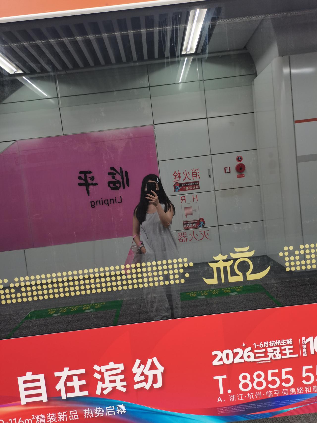 昨晚谈到工作，
我随意跟儿子提了一下，
儿子说真不行你去写小说。
哈哈哈，儿子还