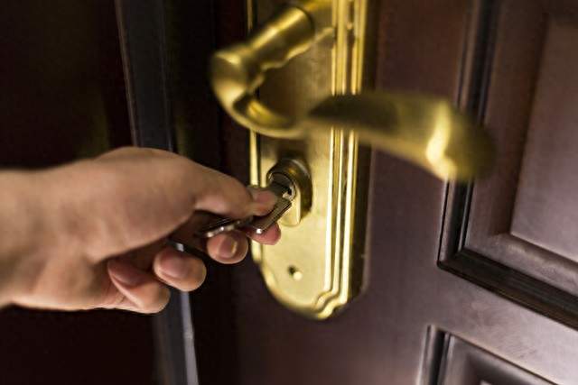 新型入室盗窃手段解析：不撬门不砸窗，做好这几点守住居家安全