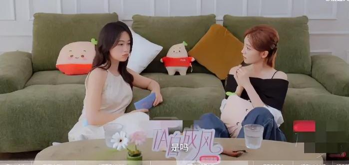 张月说自己一开始不敢跟刘亦菲打招呼，以为她很高冷。后来鼓起勇气主动开口，才发现姐