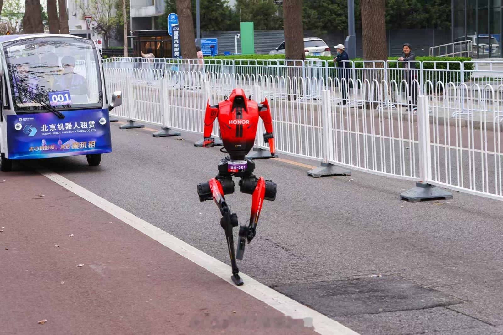 荣耀机器人首次参赛就夺冠荣耀机器人第一次下场比赛就直接拿冠军稳的一匹我们是冠军荣
