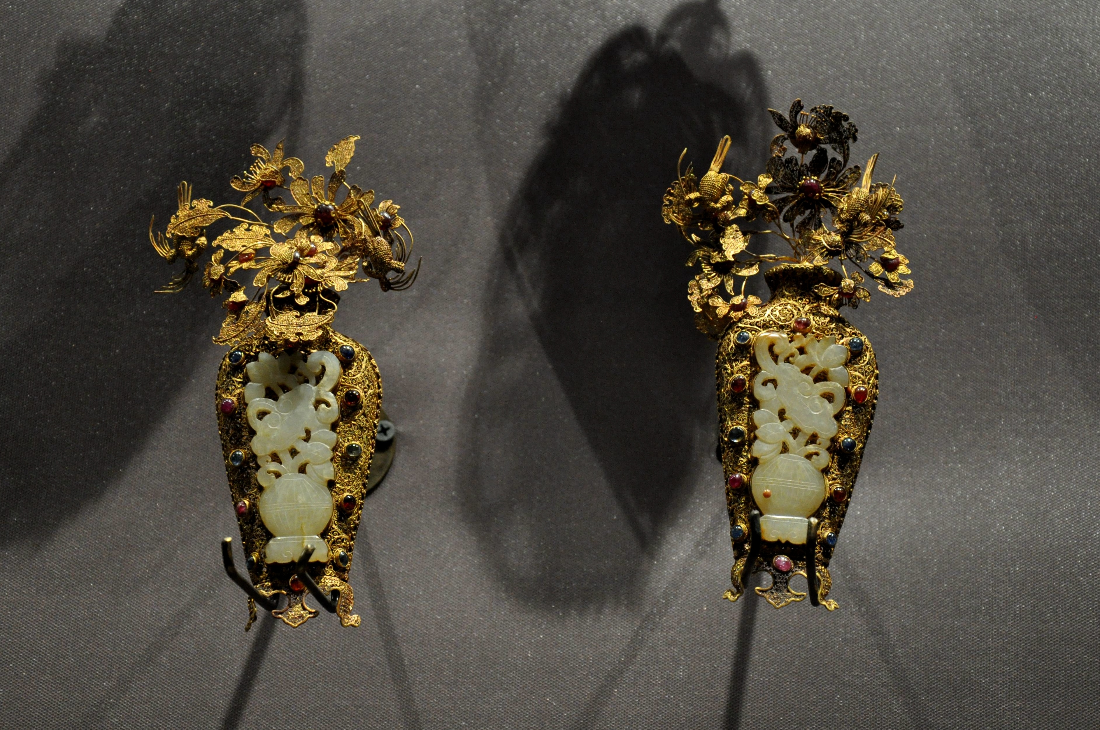 东波斋藏明代 累丝嵌玉镶玉雀闹花枝挂瓶 一对 ​​​