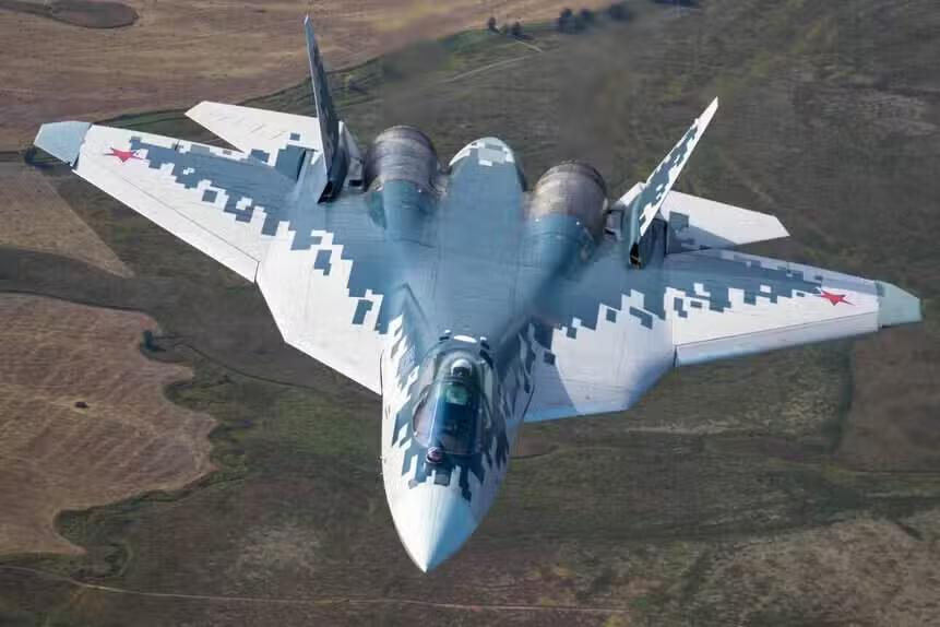 俄罗斯终于宣布苏57在乌克兰战场取得首个空对空击落战果。服役五年半、参战四年半，