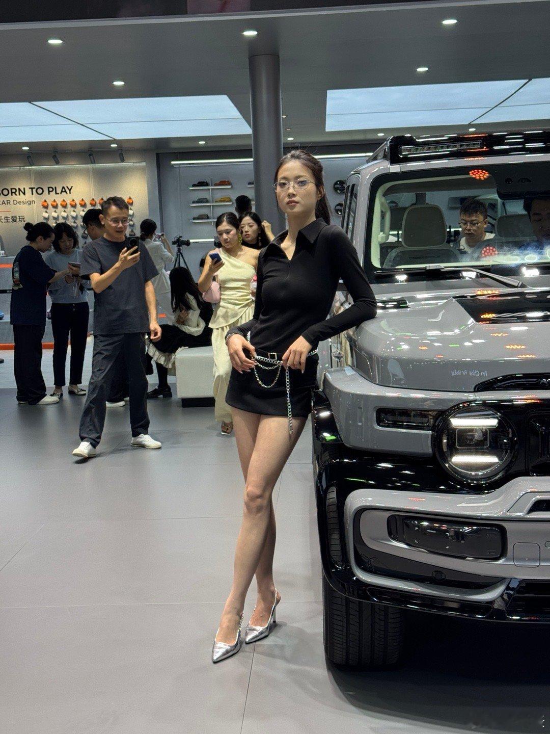 在车展就得找大哥学摄影，是吧[坏笑]  ​​​