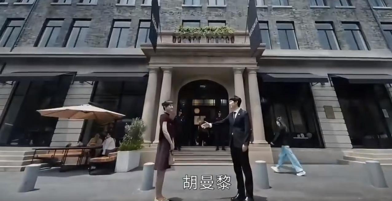 1、在蓝洋公司颁奖大会上，胡曼黎上台领奖，同事们恭喜她，振臂为她鼓掌欢呼，胡曼黎