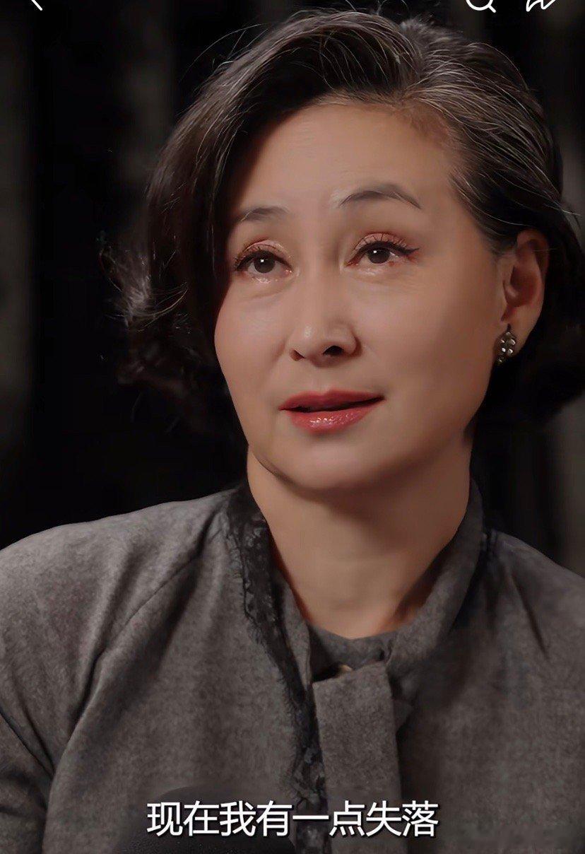 仔细看了采访，何女士的确很有情义，说到故人眼睛泛泪，而章小姐却一直在笑……🤦?