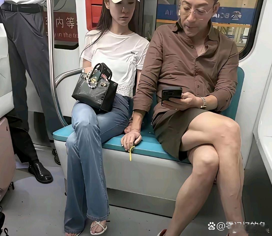 汪小菲与马筱梅搭乘地铁出行，意外被路人抓拍。 