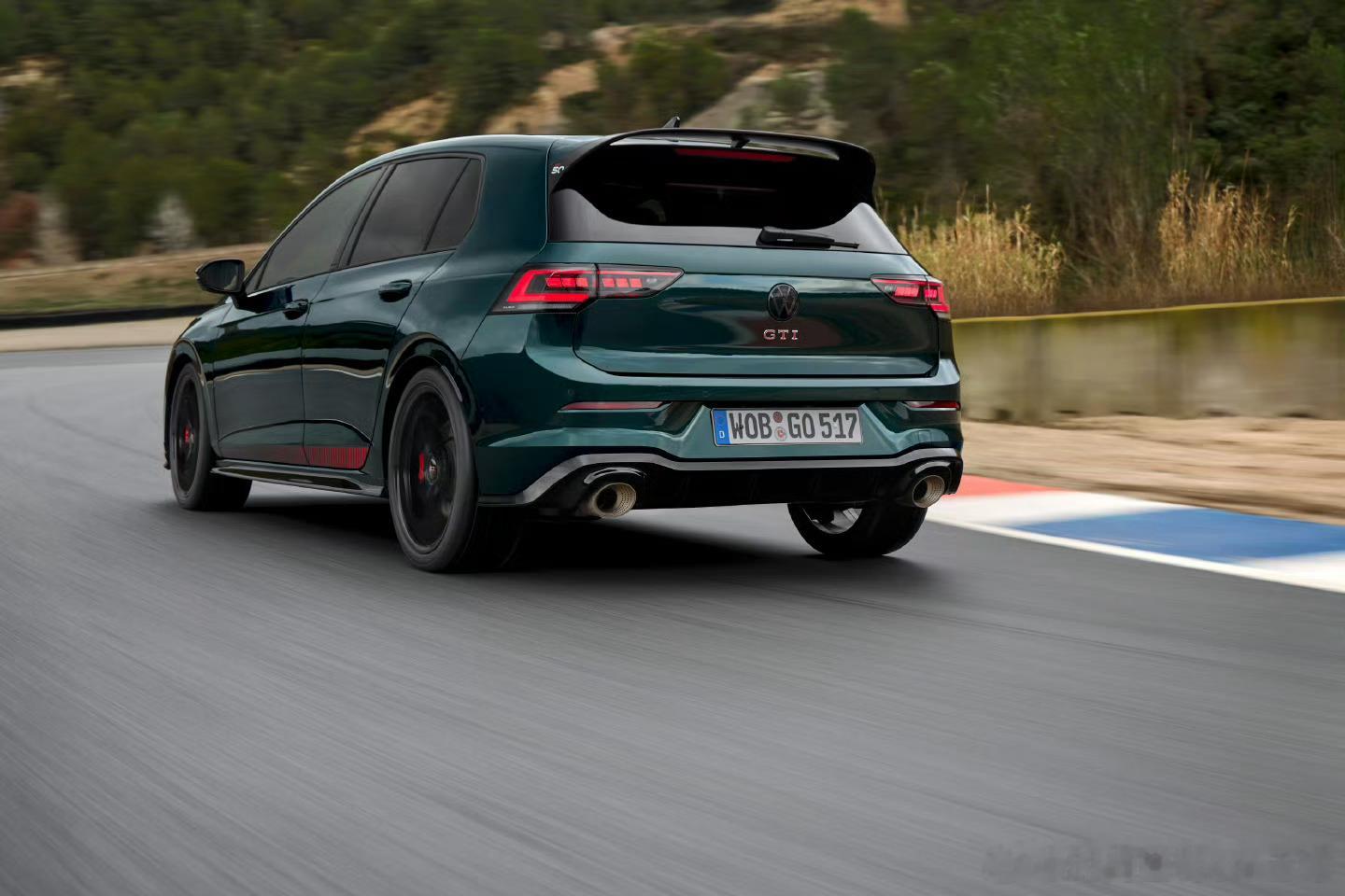 Dark Moss Green Metallic，这配色的，直列五缸2.5T的国