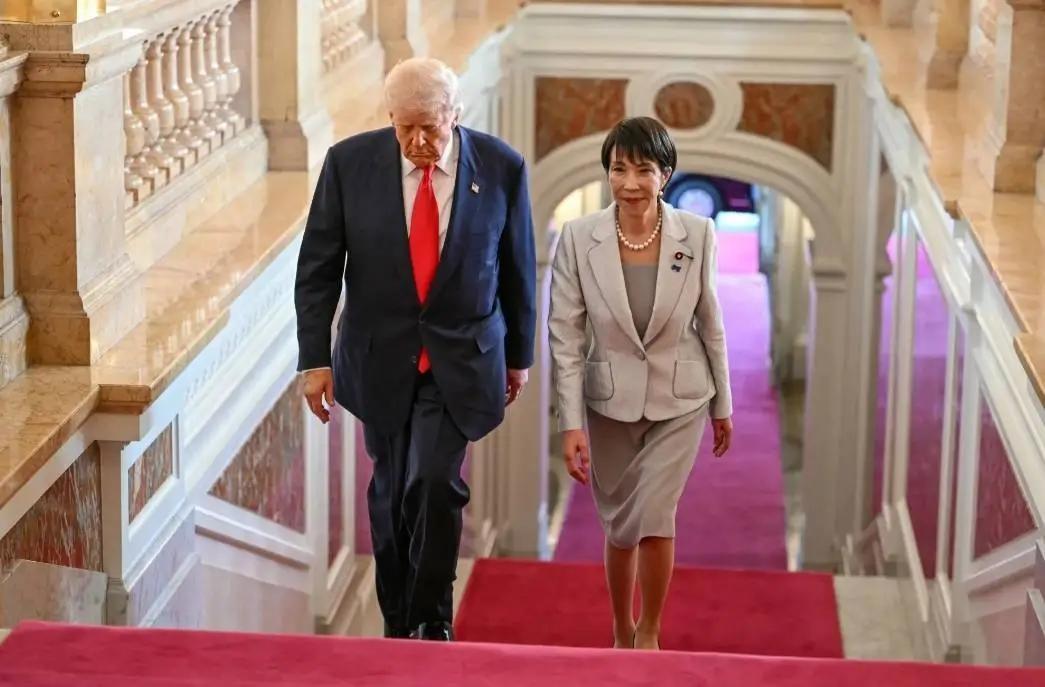 高市早苗这次访美，笑得合不拢嘴，特朗普不仅安排了午餐，还破例加了一顿晚餐，这待遇