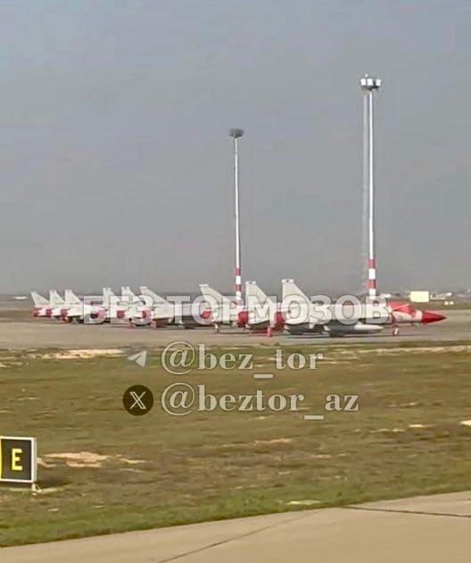 🔻阿塞拜疆机场出现的9架枭龙战机，其中据称6架单座战斗机，3架双座战斗教练机。