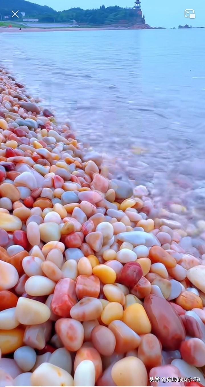 海边的鹅卵石，独具别样之美。万宁的大花角，岸边铺满圆润的鹅卵石，温柔海浪轻拂，那