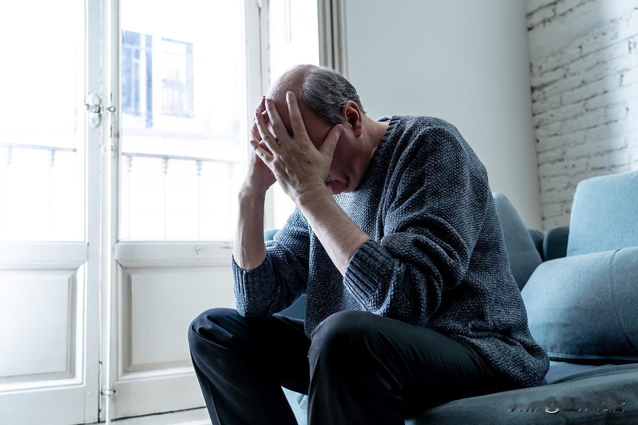 想钱想疯了！浙江宁波，62岁抑郁症老人忍受不了折磨，在家割腕自 杀，家属发现后赶