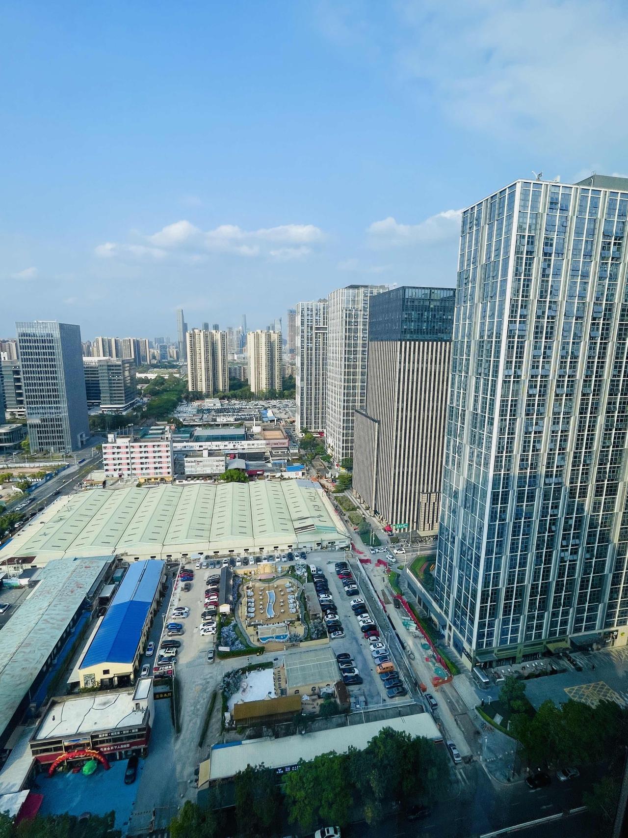 东莞南城CBD，建成了真的很漂亮。
当年这个地方很偏僻的，现在好了很多。
就是他