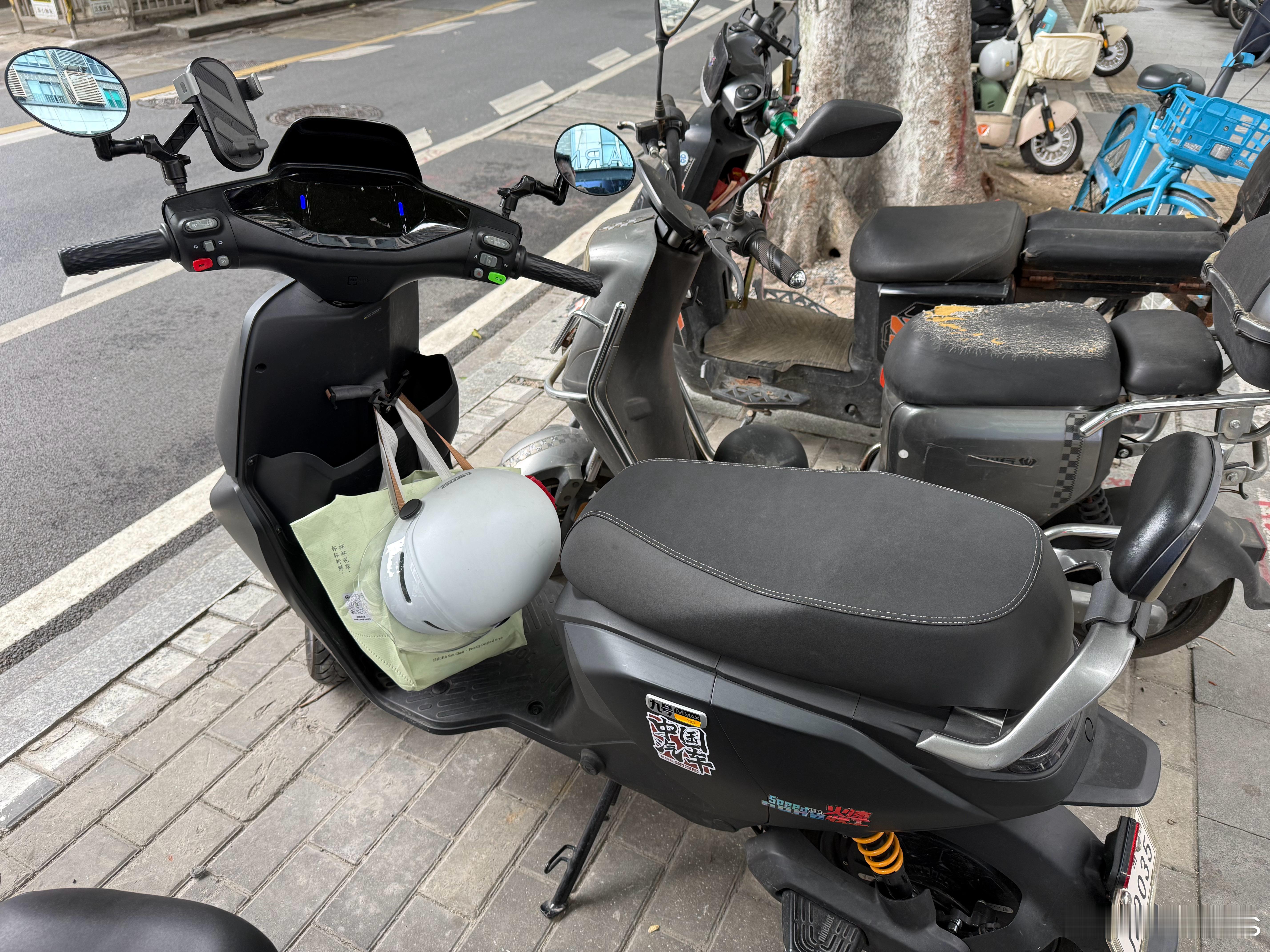 今日限行的解决方案，把车停在珠江桥中大坦沙，然后用电鸡接驳，一会儿兜芳村去番禺！