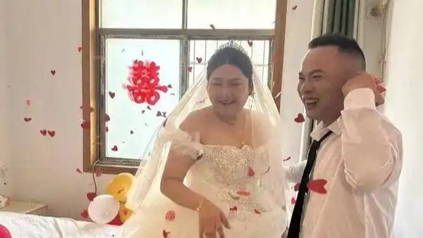 近日，湖南岳阳一对新人举办的“三无婚礼”引发全网热议，婚礼全程无彩礼、无司仪、无