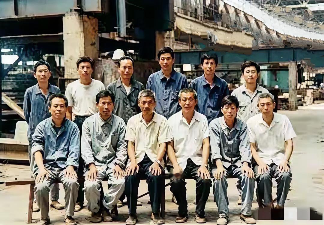 这是许家印年轻时在工厂时的一张照片，他淹没在大众人群中，真是很难找出来，这时又有