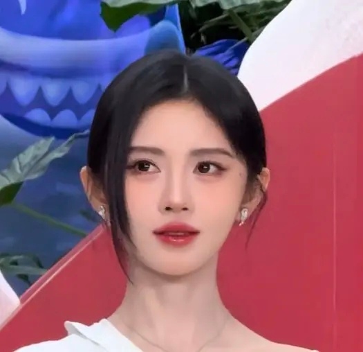 居然有人怀疑鞠婧祎耳朵不是原生的！ 